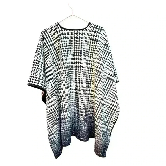 Attractive winter wrap, thick fleece, soft to  the touch. - Picture 4 of 5